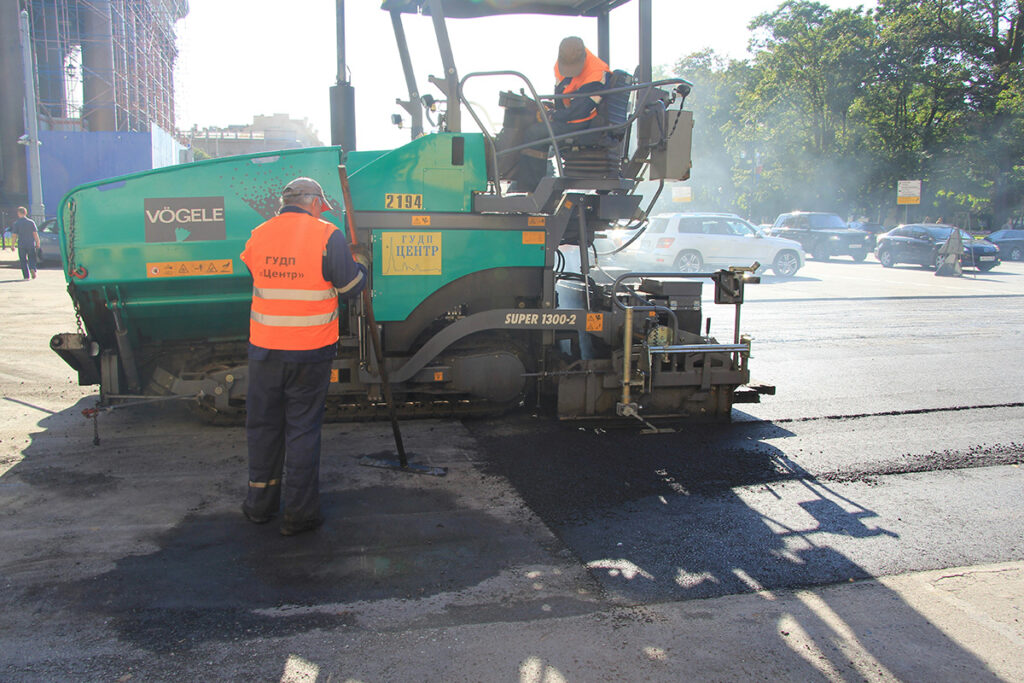 Travaux avec engins de TP sur une route